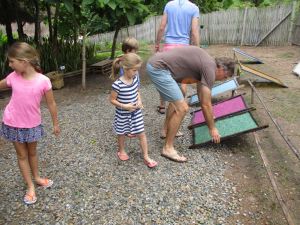 Place the screen with the paper paste to dry in the sun and open air
