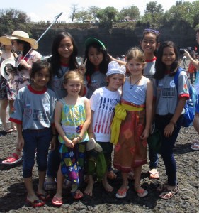 Western kids dressed in Balinese fashion always calls for making new local friends wherever we go :-)